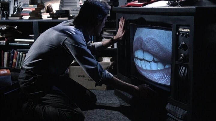 [Aure] To boost ratings, the TV station president frantically collected banned films and TV shows, o