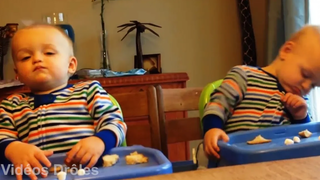 TWIN BABIES Adorable Moments 2 - วิดีโอที่สนุกและน่ารักที่สุดที่คุณจะได้เห็นในวันนี้!