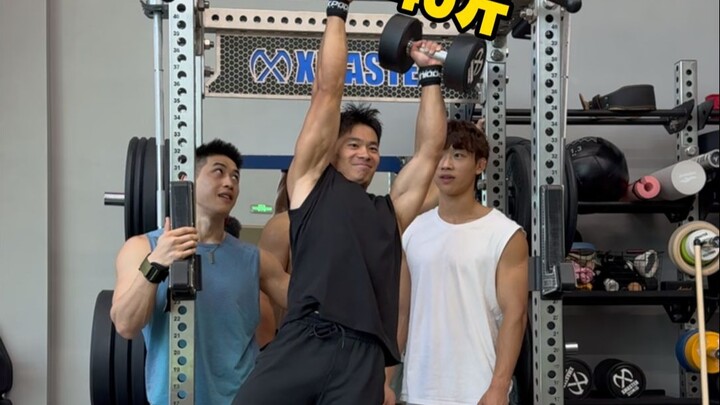 تحدي دفع الكتف بالتعليق بذراع واحدة