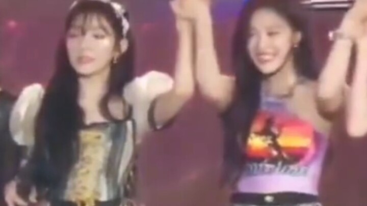 Ninh Ninh nắm tay chị Bùi trông chảnh ơi là chảnh!! Vui quá!