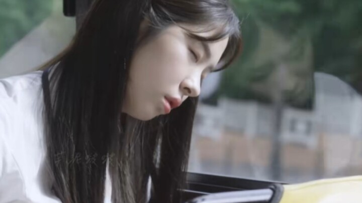 A big star and her agent—my crush from my trainee days has become my manager.