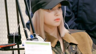 LISA memandu tugas menari BABYMONSTE- "Tidak Tahu Apa yang Harus Dilakukan (penyanyi asli: BLACKPINK