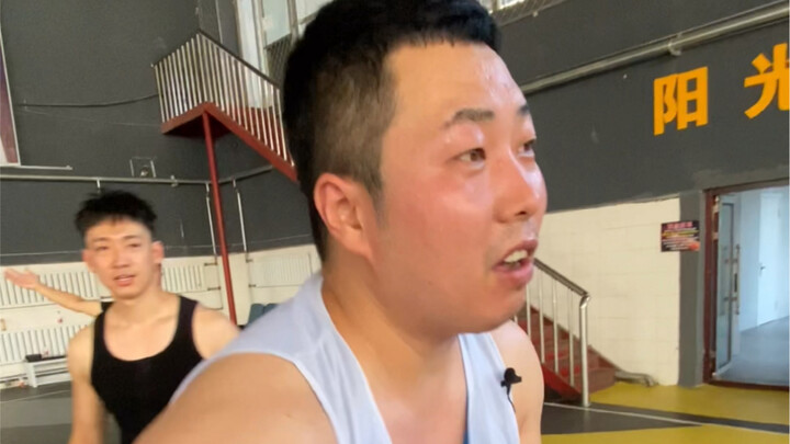 Pernah nggak kamu lihat orang kayak gini di lapangan basket?