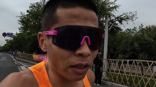 跑到35km，借了一位志愿者手机，给大霞打了电话：“跑不动啦，晚点回去”这样就放心了，本来计划230完赛的