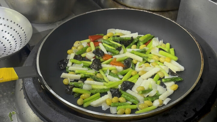 Today, a Cantonese chef who previously worked at a high-end restaurant came to the shop for a trial 