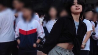 Saksikan para penari SMA putri menampilkan gbgb dan melepas topi mereka untuk membuka segelnya! Klub