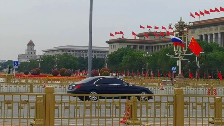 Saya bertemu dengan iring-iringan mobil mewah Presiden Putin di Lapangan Tiananmen di Beijing. Peman