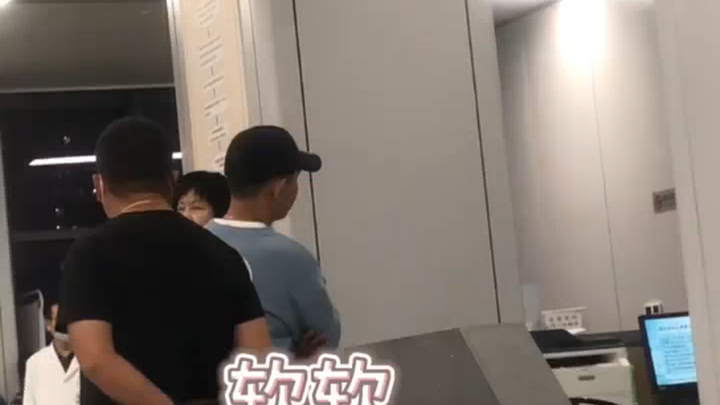 Sangat langka—ini mungkin satu-satunya cuplikan adegan ciuman Zhao Jinmai.