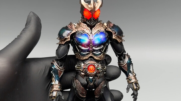 Kamen Rider Almighty Sublime Kuuga. Bagian modifikasi asli dirancang dalam warna Mooney Grey. Penyem