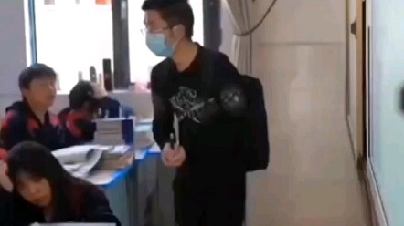 كي لا يؤثر في دراسة طلابه، ووفاءً بوعد قطعه لهم: “سنكمل امتحان القبول الجامعي معًا”، يحمل المعلم وو 