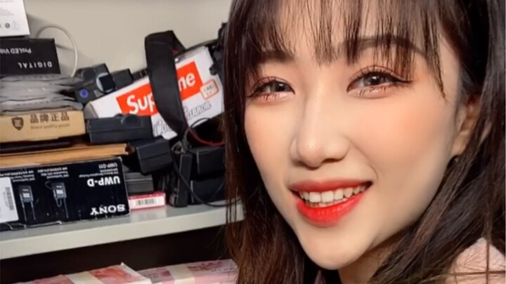 Tối quá, tối đến mức không nhìn thấy gì.