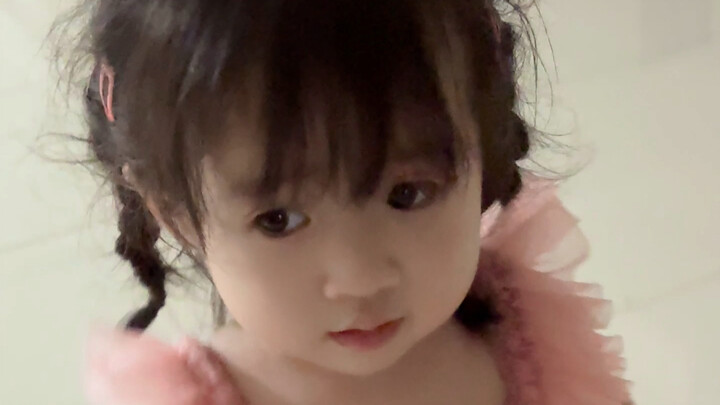 The other party retracted a pair of long, stiff wings～