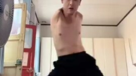 Trời ơi, rắc tí bột ngứa là ngoan ngay!