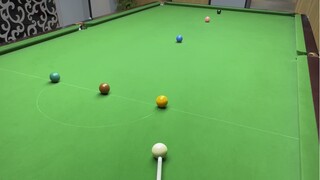 Stik kepala besar bermain snooker