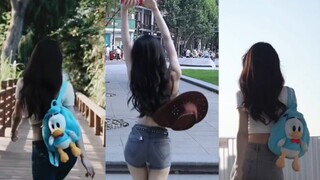 الطريقة التي تمشي بها الشابة هي رشيقة ومؤثرة للغاية!