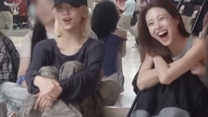 Who wouldn’t be head over heels watching Shin Yujin dance this? The members screamed and instantly b