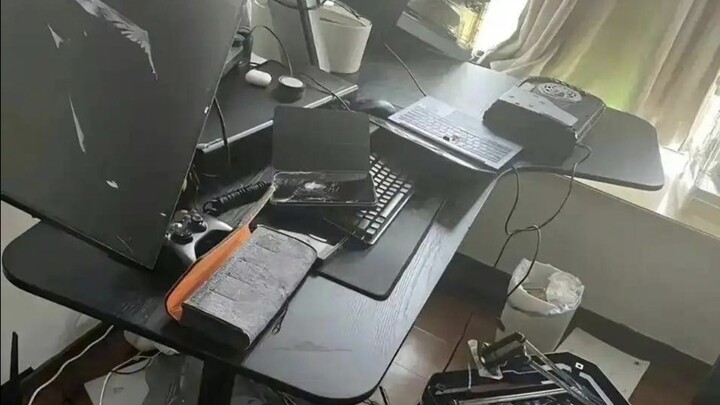 Lỡ vì kinh nguyệt mà tâm trạng bất ổn nên đập hỏng máy tính của bạn trai thì phải làm sao? Xin lỗi n