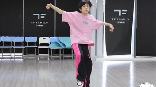 Chen Junming dances to "Pink Venom"