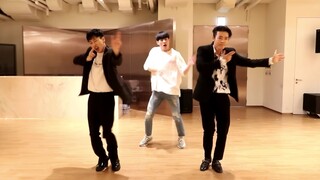 A Korean guy summarizes the history of D&E dance in 3 minutes! He sneaks into Hee Hae's practice roo