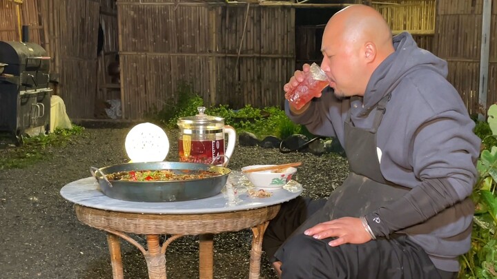 Giữa cuộc sống thường ngày, cứ ăn uống đơn giản, chỉ cần một chút cá chạch thôi!