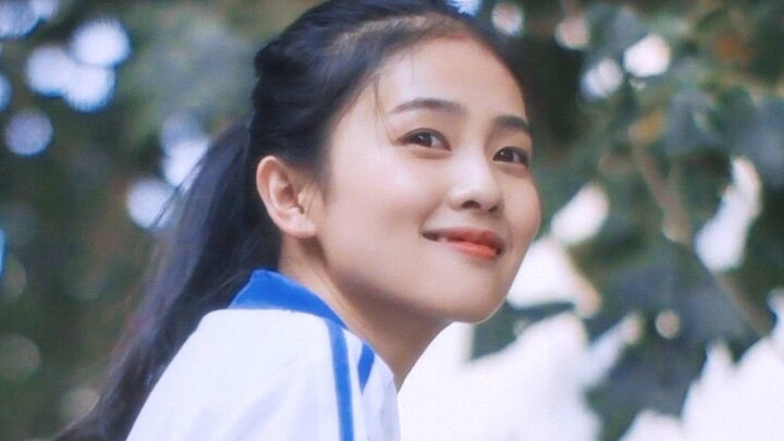 Back then, Bai Lu successfully entered the entertainment industry with her first love face!
