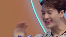 [Jackson Wang] “คุณอยากพูดอะไรกับตัวเองเวลาส่องกระจก” “บทความยาวมาก ยาวเกินไป มีเกินพันคำแล้ว” ฉันยั