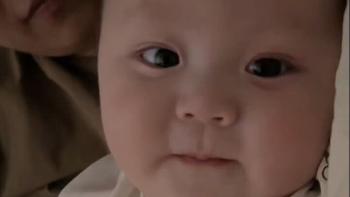 Begitu deh, si kecil suka ngobrol ngalor-ngidul di tempat tidur saat malam hari.