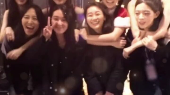 BLACKPINK dan agen mereka ketika tertawa benar-benar mirip! Mungkin kalau sudah bersama lama, pasti 