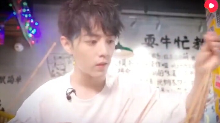 ในที่สุดก็เจอวิดีโอฉบับเต็มของเซียวจ้านตอนนั่งปิ้งหมูเสียบแล้ว กินได้อร่อยมาก ดูแล้วชวนให้อยากกินจริ