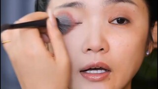 أسرار خبيرة المكياج لرسم مكياج العيون في دقيقة واحدة فقط! هيا بسرعة تعلمنها يا أخواتي!