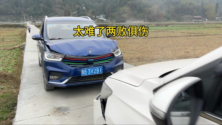 Dua mobil bertabrakan, sama-sama rusak parah dan merugi besar – video nyata