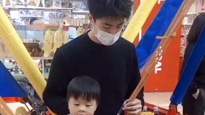 To let his big sis watch handsome guys, the little brother bounced on the trampoline for days—now he