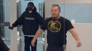 كم هو رائع أن يرقص أرنولد على الإيقاع، لكنه لا يزال كومة من القمامة.