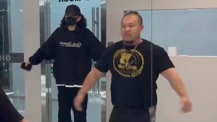 How cool is Arnold dancing to the beat? Still a piece of crap.