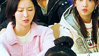 รักแรกพบที่มีมาแต่โบราณยังคงอยู่ นักแสดงหัวเราะมองผู้อ่านหนังสือ!