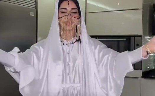 هذه الإطلالة حقًا تليق بإلهة الأخت الكبرى | طهي أطباق شهية متنوعة كل يوم وتقديمها كهدية | ها هي الأخ