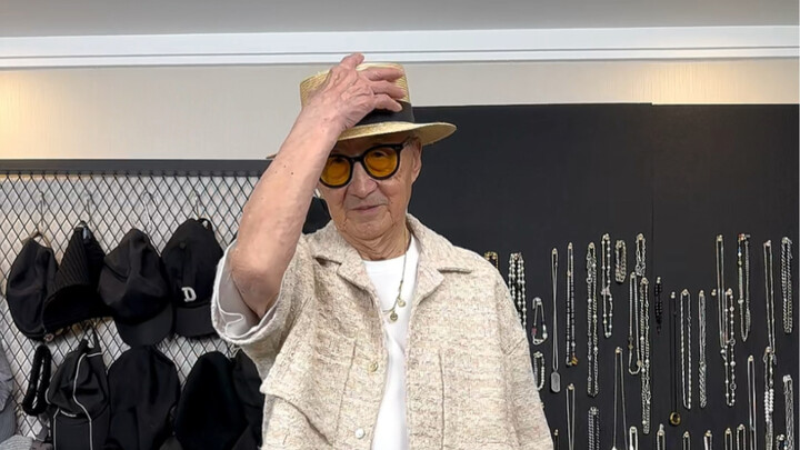 Kakek berusia 86 tahun menantang dirinya untuk padu padankan kaus putih selama seminggu