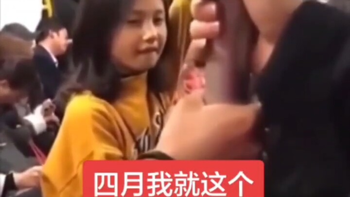 Tháng Tư tôi chỉ có thái độ thế này:
