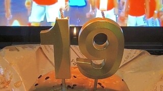 Hôm nay là sinh nhật lần thứ 19 của tôi. Tôi sẽ mất 9 giây của bạn. Chỉ 9 giây thôi.
