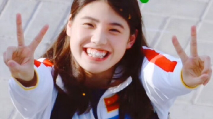 [Zhang Yufei] At first she was on the podium accepting her award, then she started playing with her 