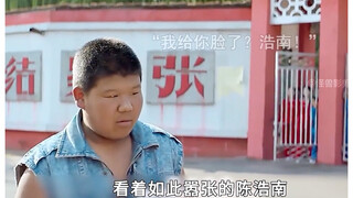 Kepala sekolah selalu memakai helm keselamatan setiap rapat. Kalau tidak pakai, dia akan dihajar den