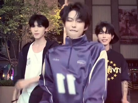 Sayang, coba tebak yang mana aku?