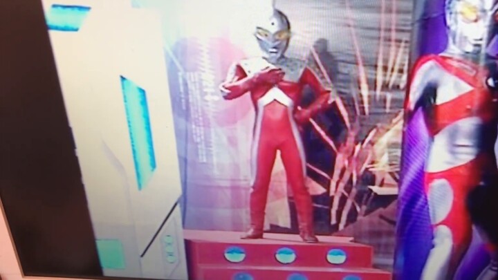 Do pirated Ultraman discs sell better if they have a "王" character on them? Otherwise, why are there