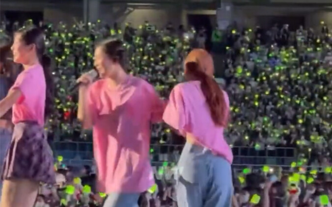 【คิม มินจอง】อุ๊ย กำลังเดินเล่นคนเดียวอยู่ดีๆ ก็เจอรุ่นพี่ซอจีเข้าแล้ว