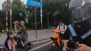 What’s the public reaction when someone rides a motorcycle and carries crispy noodles down the stree