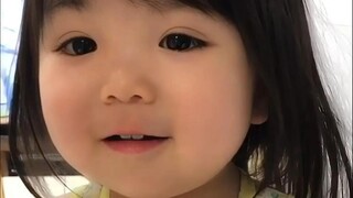 日本萌娃疯狂展示新衣服，最后的小表情萌化了！