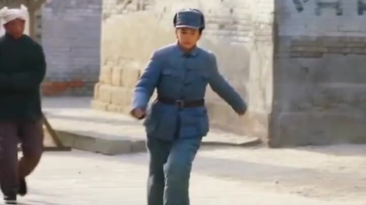 [Gong Jun and Zhou Ye] They really look exactly alike—so creepy! And what’s even worse is that this 