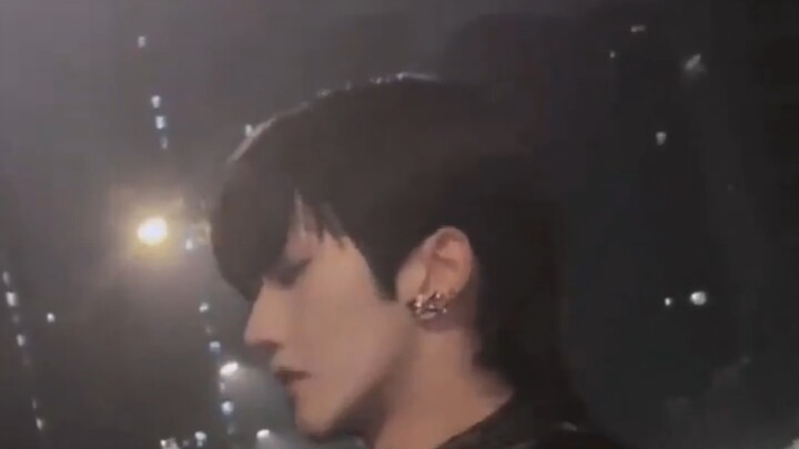 كل حركة وكل نظرة تخترق قلبي مباشرةً