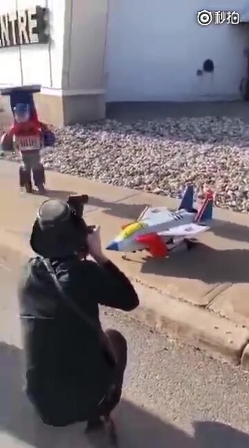 Đây là màn cosplay Transformers dễ thương và chân thực nhất mà tôi từng xem, ha ha, đáng yêu quá đi 