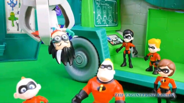 The Incredibles versus Romeo In the PJ Masks Mobile Lab